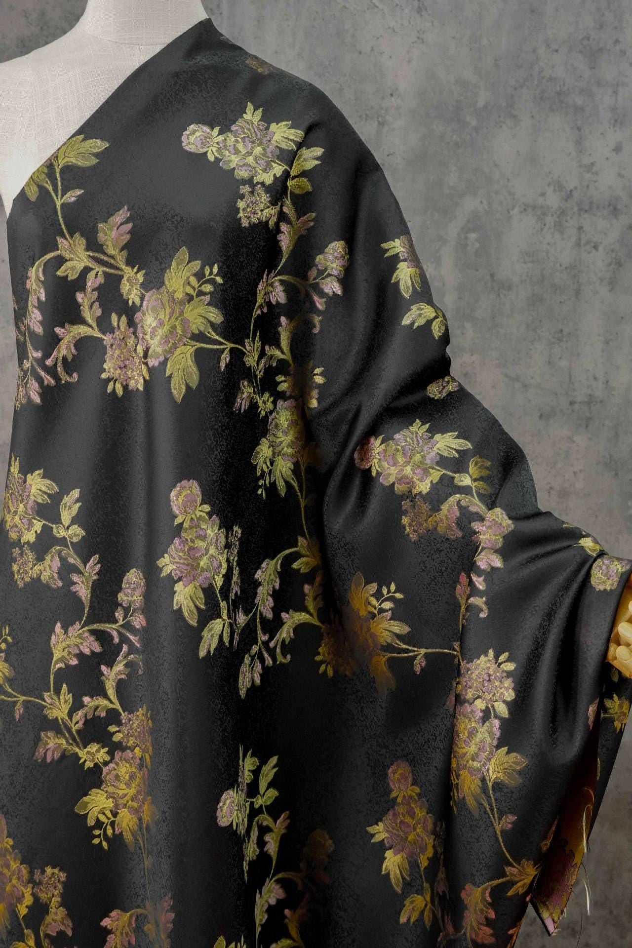 Tissu brocart jacquard à motifs floraux : robe, qipao, décoration intérieure (168 cm de large, polyester, vendu au mètre)