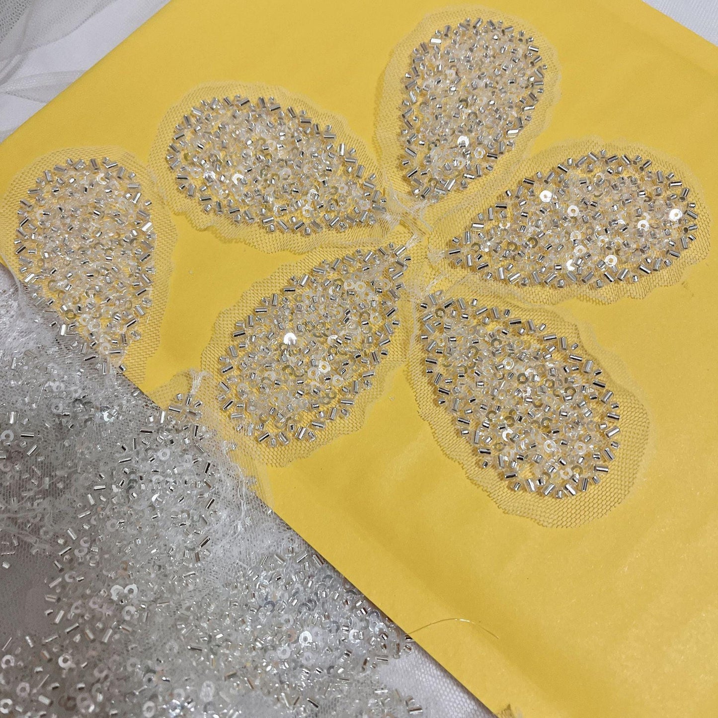 Appliques en dentelle à fleurs pailletées : accessoires de coiffure et de robe de mariée à faire soi-même (2 paires)