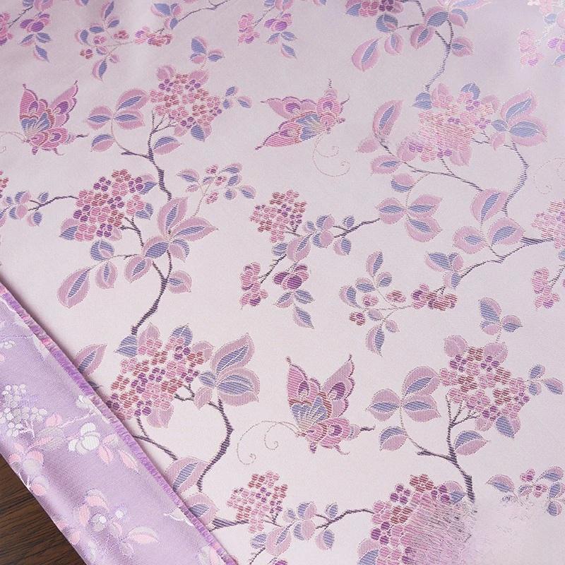 Tissu brocart jacquard à motifs papillons : damas de soie et rayonne de 150 cm de large, pour la décoration de costumes.
