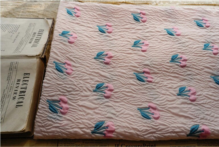 Tissu jacquard cerise rose : tissu 3D de créateur, 140 cm de large