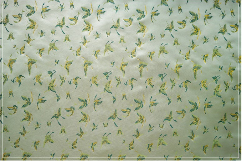 Tissu brocart vert clair à motifs papillons : robe tibétaine, cheongsam, décoration - 150 cm de large