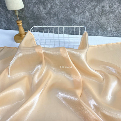 Tissu satin de soie cristal brillant comme l'eau : lustre métallique, 145 cm de large