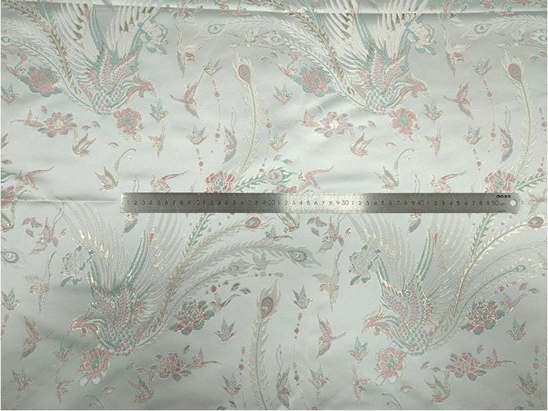Tissu jacquard Queue de Phénix : motif fil doré 3D, 150 cm de large