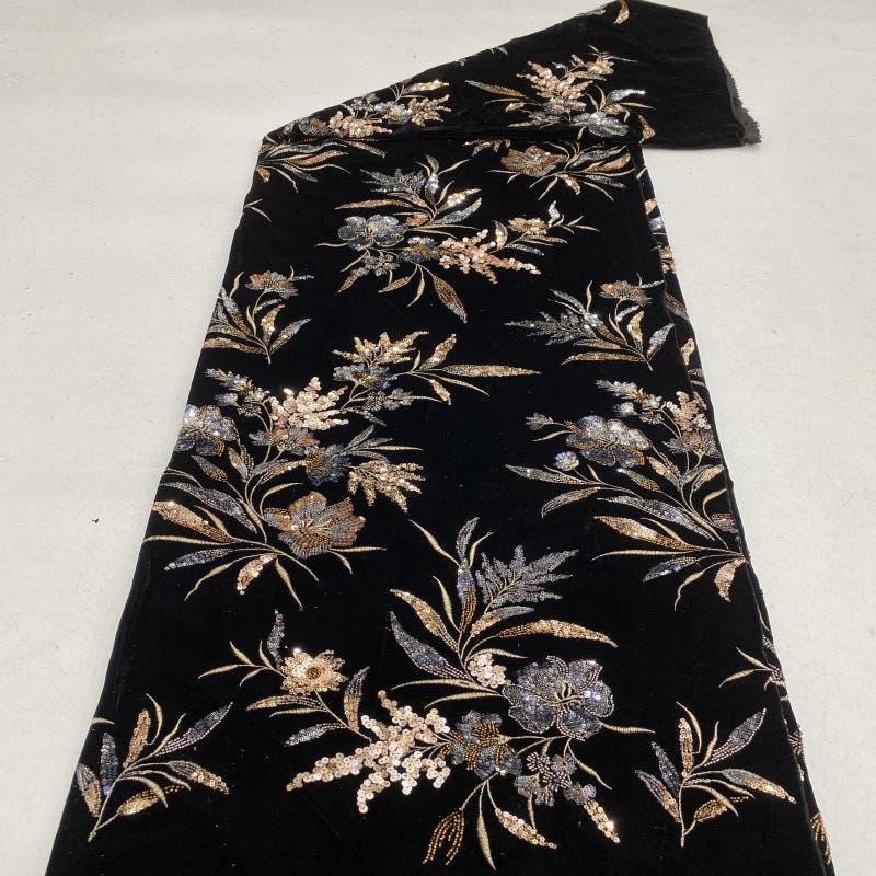 Tissu velours brodé de sequins ��� Motifs floraux Desi" Large