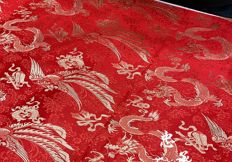 Tissu brocart de soie rouge et or : motif dragon et phénix chinois pour ameublement et costumes - 75 cm de large