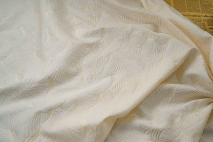 Tissu jacquard crème à motif de feuilles en relief : 152 cm de large, polyester, matériau de couture