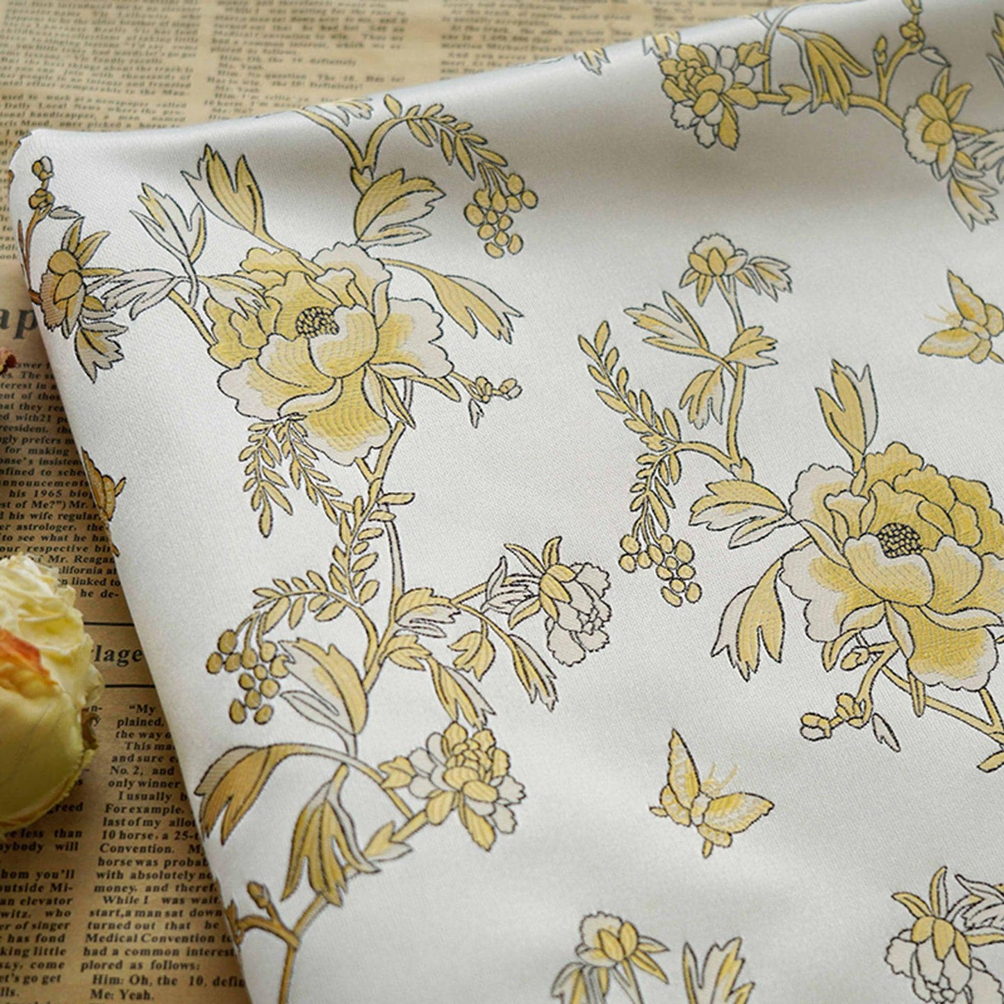 Brocart de soie à motif floral jacinthe, largeur 160 cm (vendu au mètre)