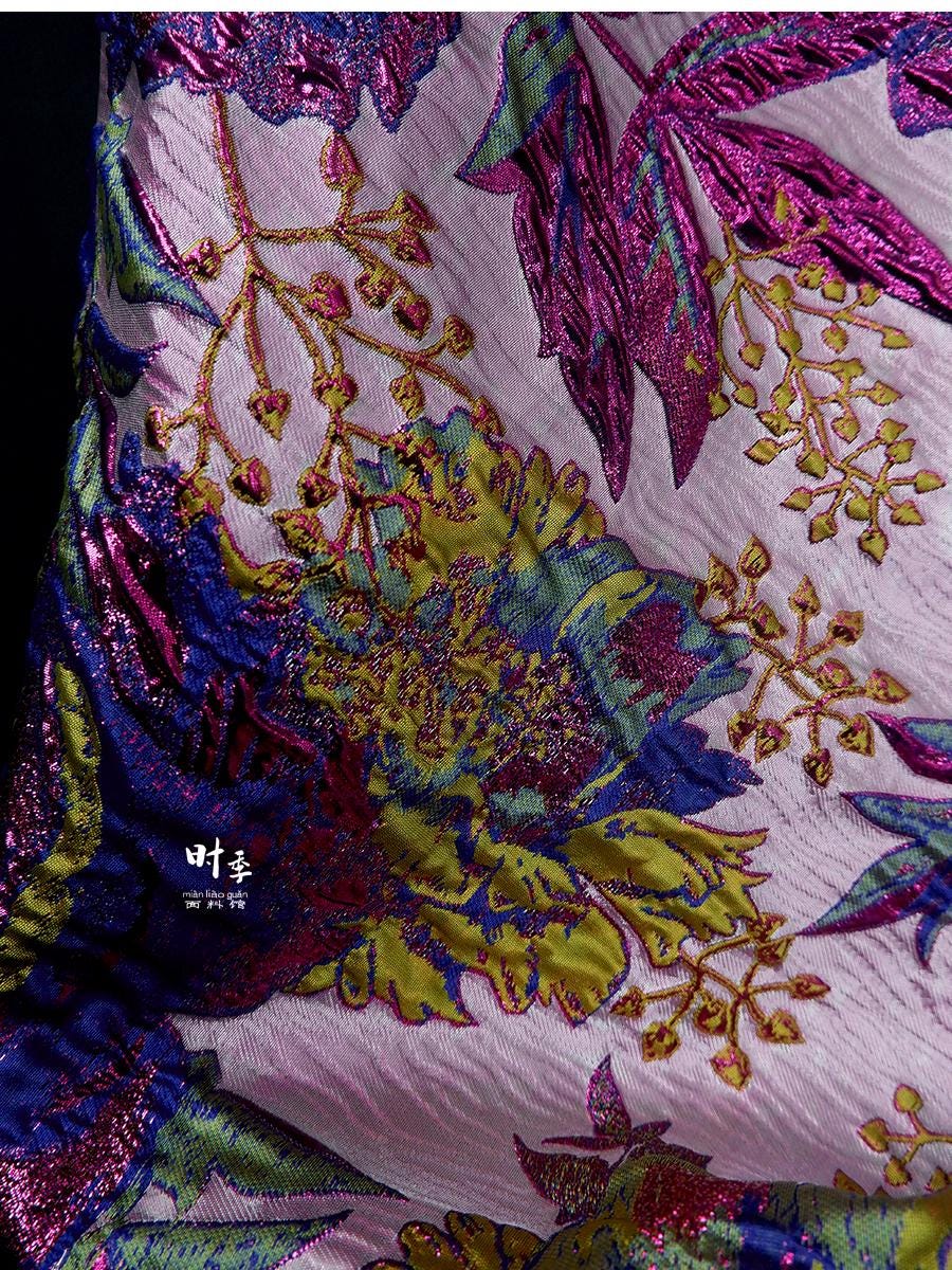 Tissu jacquard à fil doré : motif floral 3D violet et bleu, largeur 140 cm