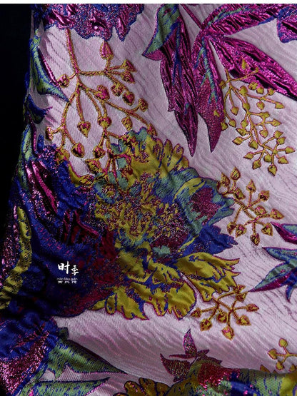 Tissu jacquard à fil doré : motif floral 3D violet et bleu, largeur 140 cm