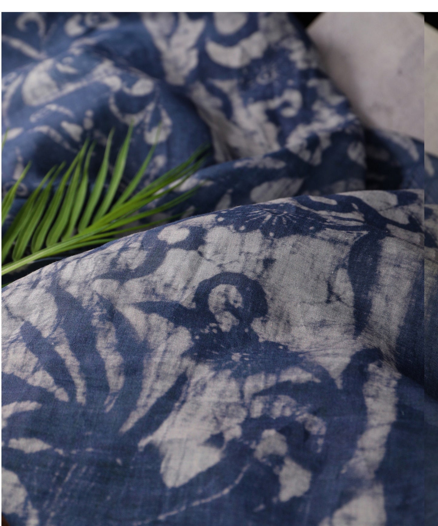 Tissu ramie imprimé totem bleu : fibre naturelle, 140 cm de large