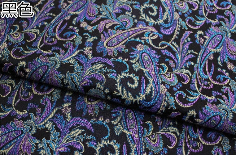 Tissu brocart à motif de plumes de paon : mélange de soie chinoise et de rayonne à fleurs magenta