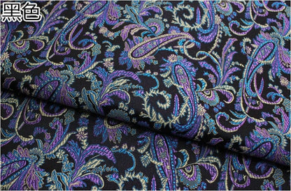 Tissu brocart à motif de plumes de paon : mélange de soie chinoise et de rayonne à fleurs magenta