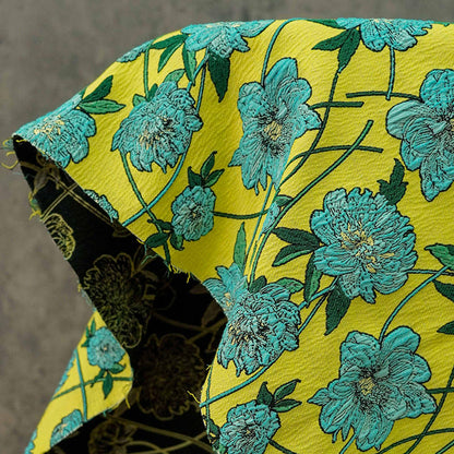 Tissu jacquard réversible : motif floral 3D bleu et jaune, largeur 135 cm