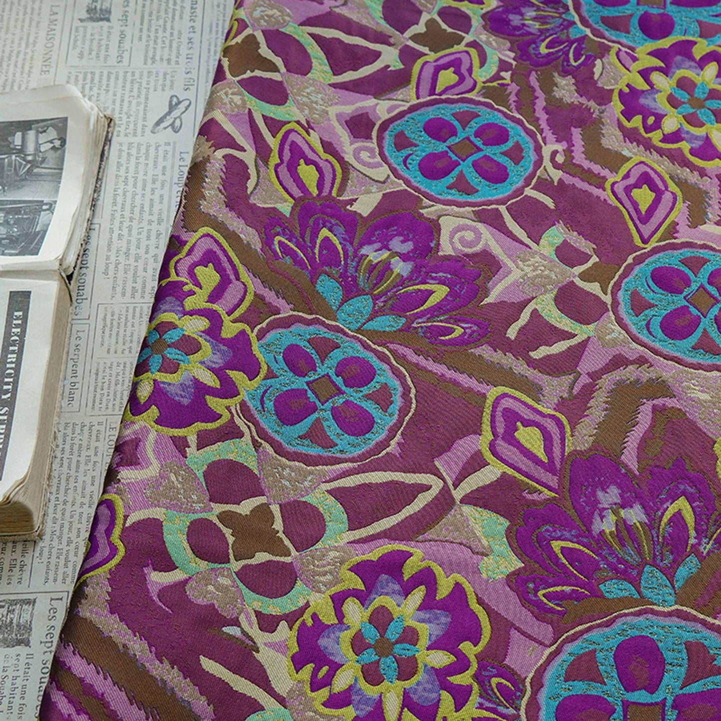 Tissu jacquard gaufré : brocart floral géométrique abstrait, 150 cm de large
