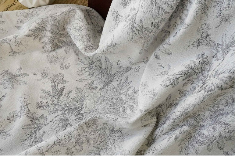 Tissu jacquard chenille à motif floral : 150 cm de large, pour l’ameublement, les costumes et la décoration.