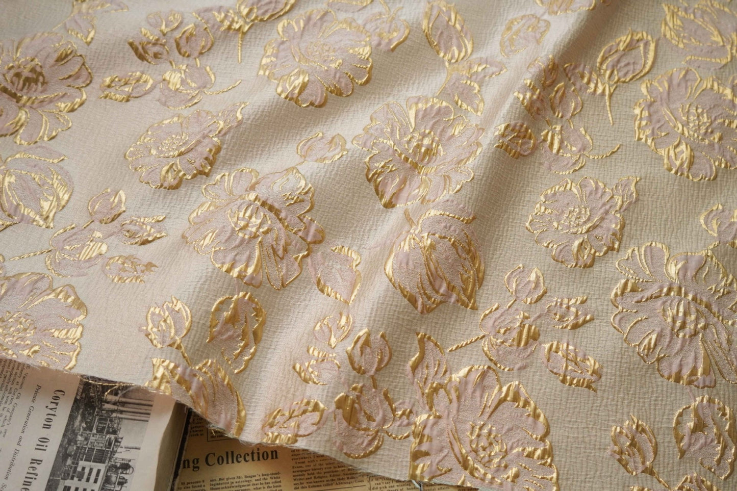 Tissu jacquard pivoine à fil d'or : tissu d'ameublement vintage de créateur, 140 cm de large
