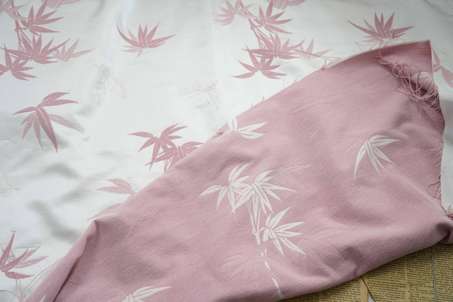 Tissu chenille jacquard réversible : tissage floral japonais en relief (55 po L)