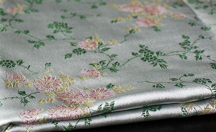Tissu brocart chrysanthème vintage : mélange de satin et de soie de 75 cm de large