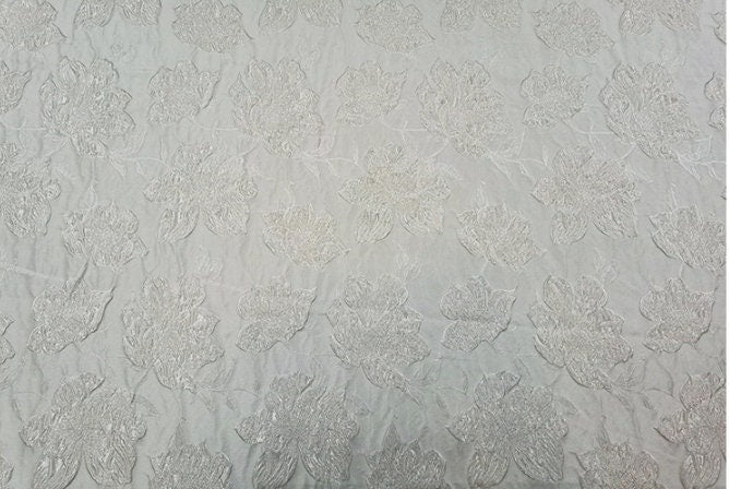 Tissu jacquard blanc à motifs floraux : matière texturée 3D pour robe de mariée, 152 cm de large