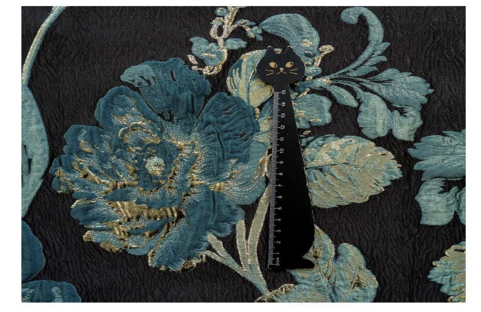 Tissu jacquard floral vintage ��� Métallisé en relief 3D 3"W