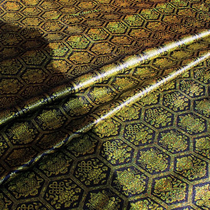 Tissu tissé or tibétain : jacquard rayonne porte-bonheur, 147 cm de large