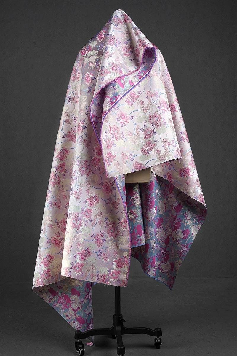 Tissu brocart de soie Kirin rose : Jacquard d'ameublement 59 po de large