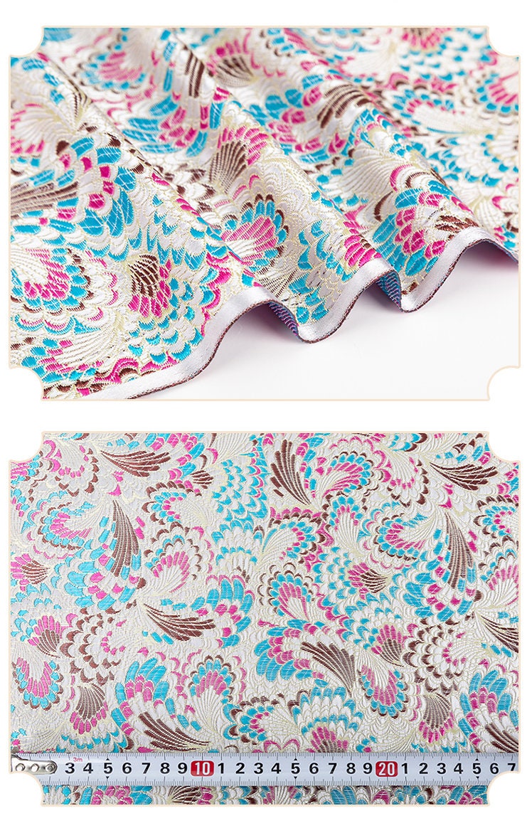 Tissu brocart à motif de plumes de paon : mélange de soie chinoise et de rayonne à fleurs magenta