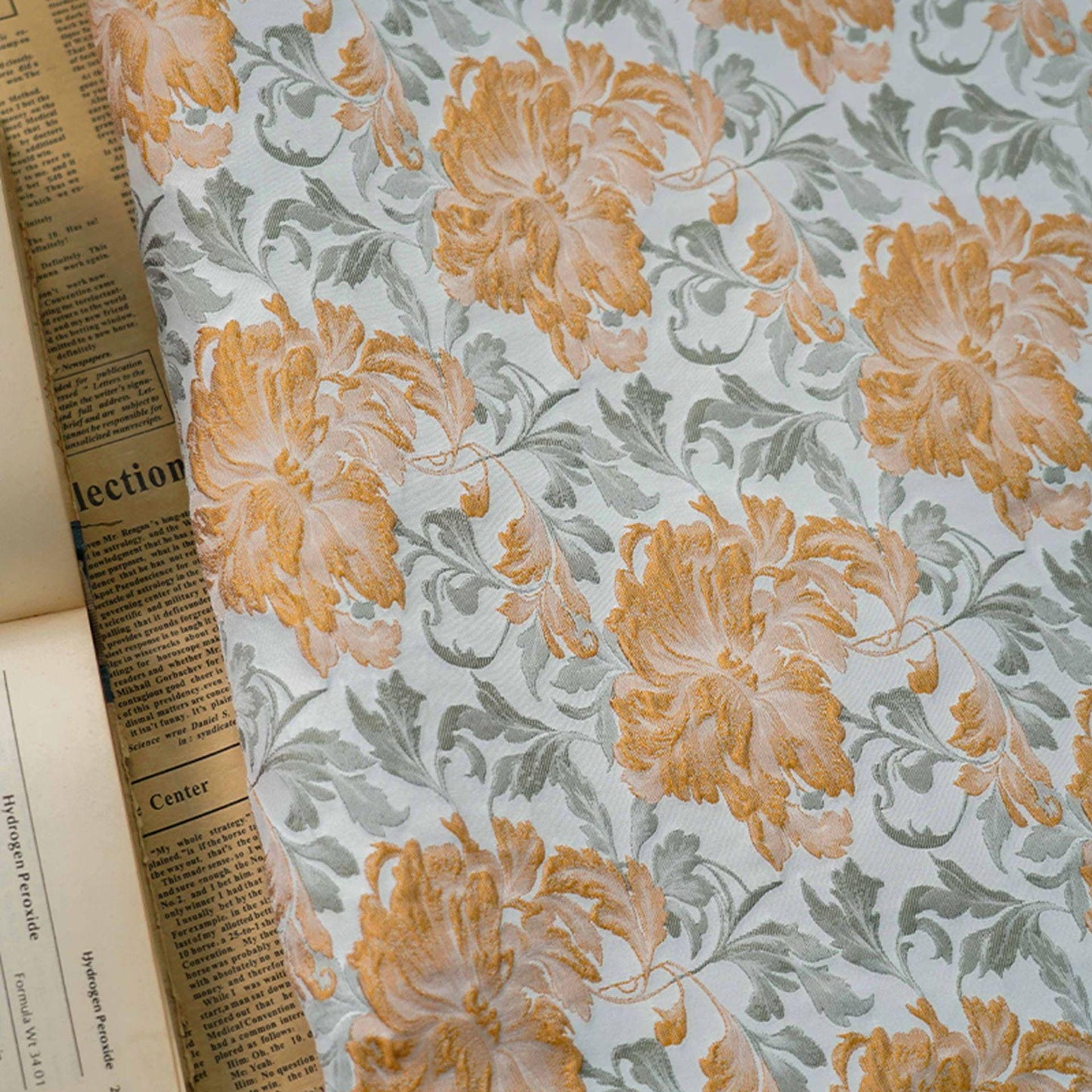 Tissu jacquard fleuri en relief : ameublement rétro, robe, rideau - 160 cm de large