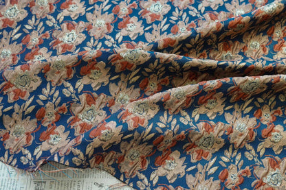 Tissu à motifs floraux en relief avec fil doré : mélange de rayonne 3D vintage, 142 cm de large