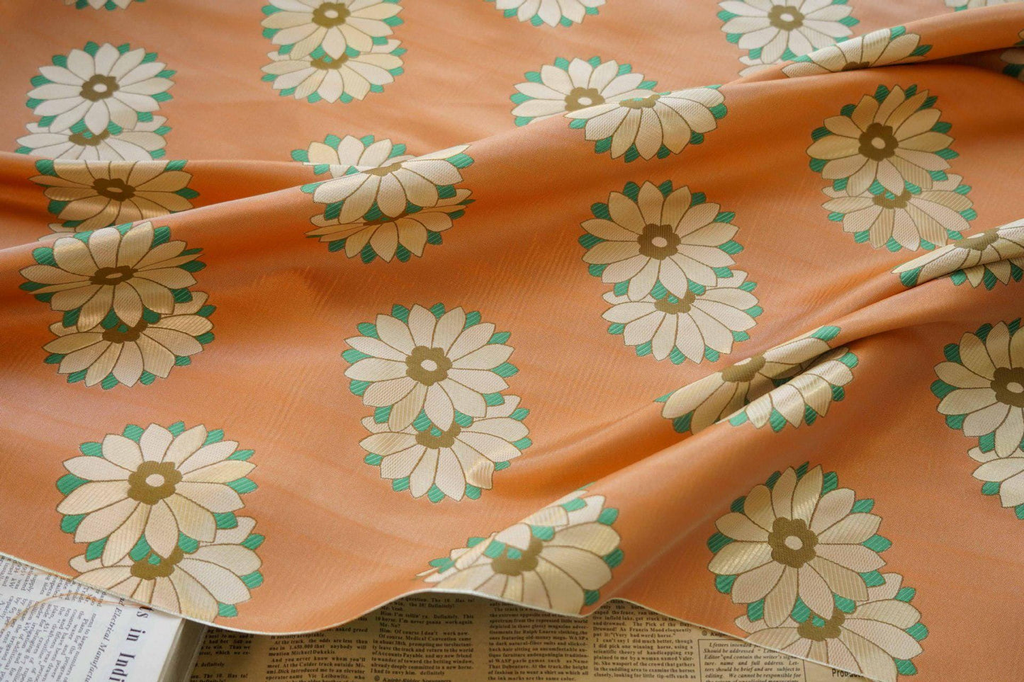 Tissu brocart à fleurs d'oranger : satin jacquard pour couture et matelassage, 150 cm de large