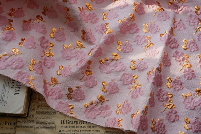 Tissu jacquard floral rose et or : tissu de créateur de 140 cm de large