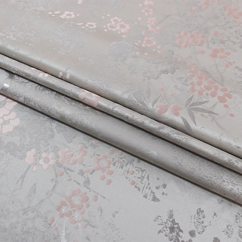 Tissu brocart Fleur de Prunier : Coussin Cheongsam argent et rose, 150 cm de large