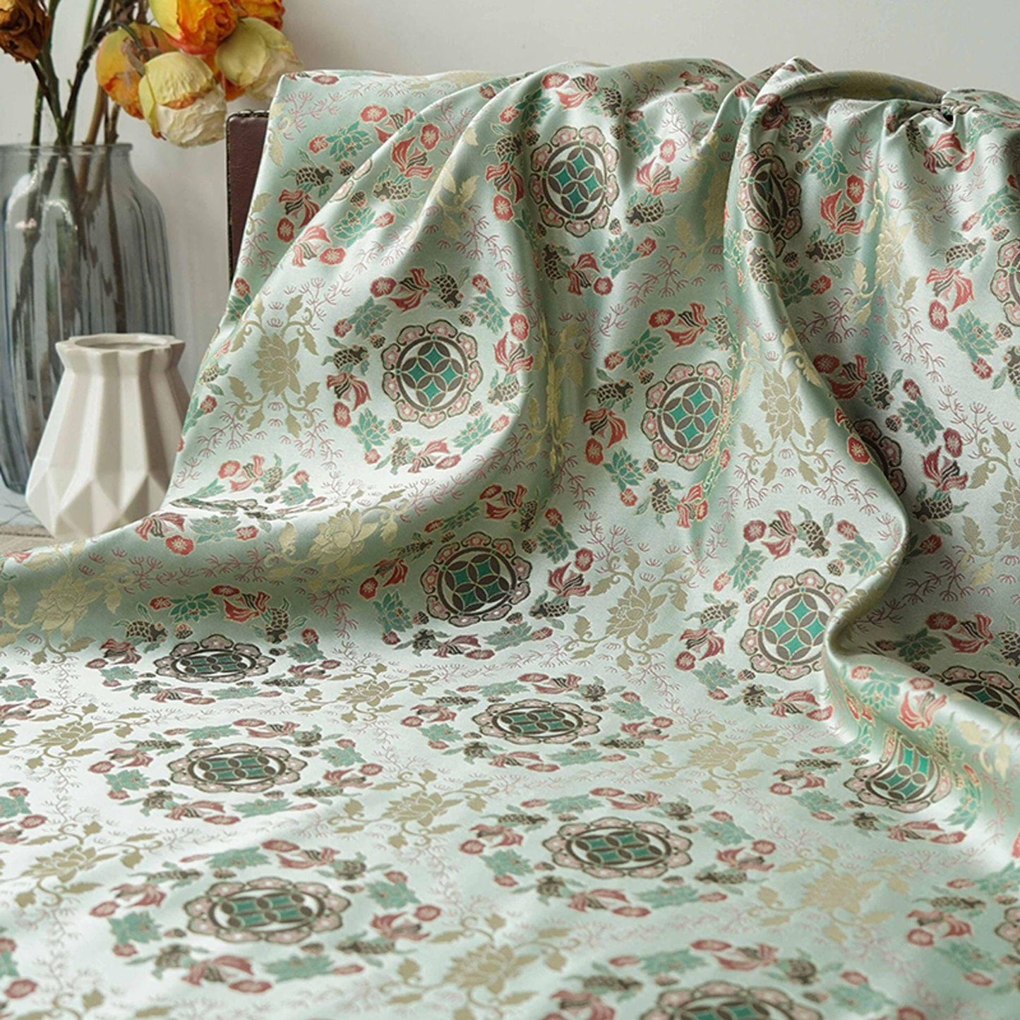 Tissu jacquard réversible bleu turquoise : motif poissons en relief, 165 cm de large