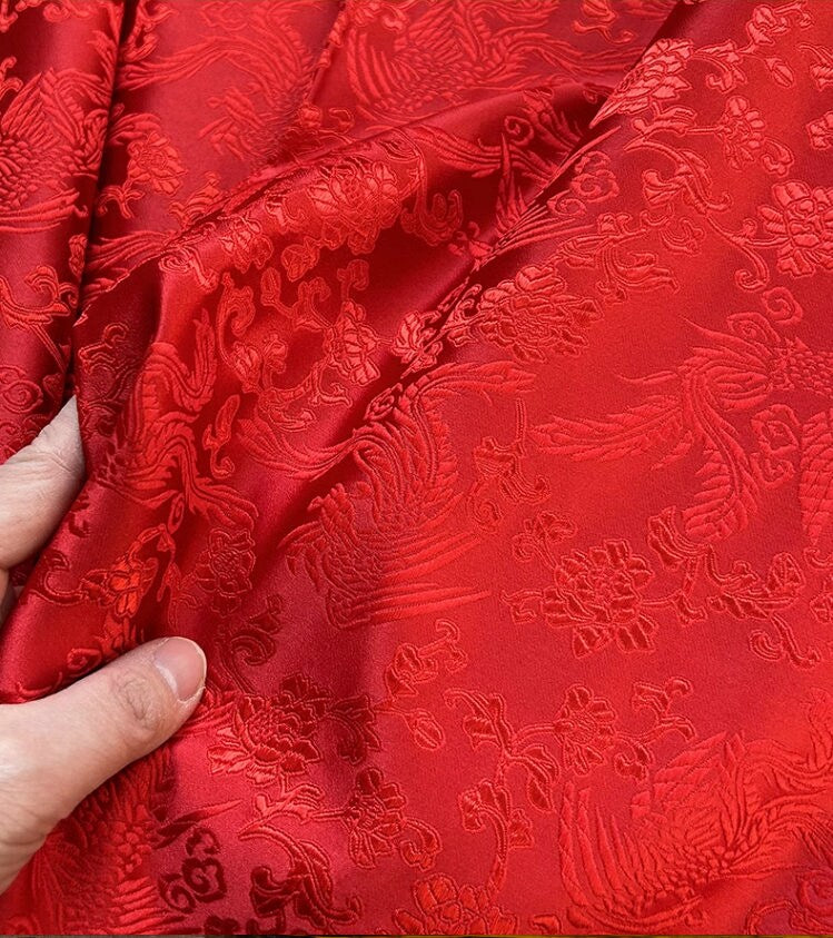 Tissu brocart floral métallisé rouge : matériau de couture d'ameublement traditionnel