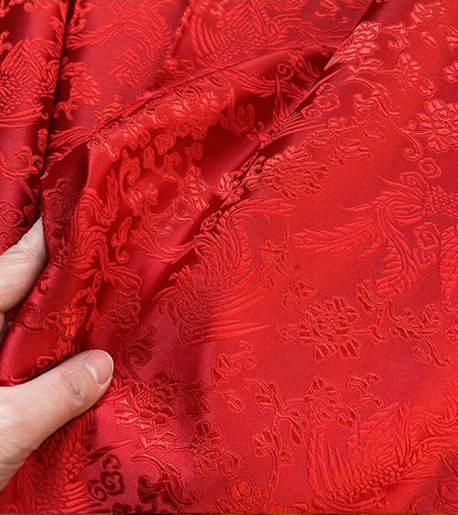Tissu brocart floral métallisé rouge : matériau de couture d'ameublement traditionnel
