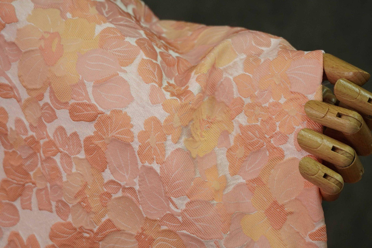 Tissu jacquard floral vintage : effet doré scintillant en relief 3D (157 cm de large)
