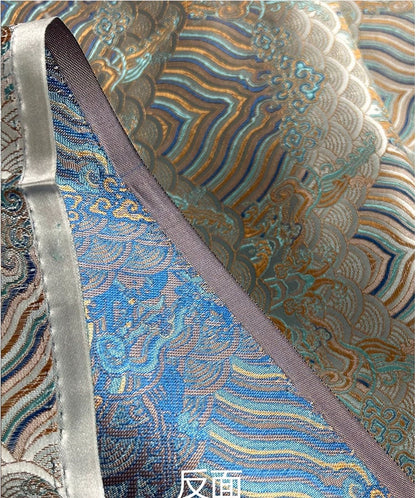 Tissu brocart à motif vagues océaniques : jacquard de rayonne de soie blanc argenté, 140 cm de large