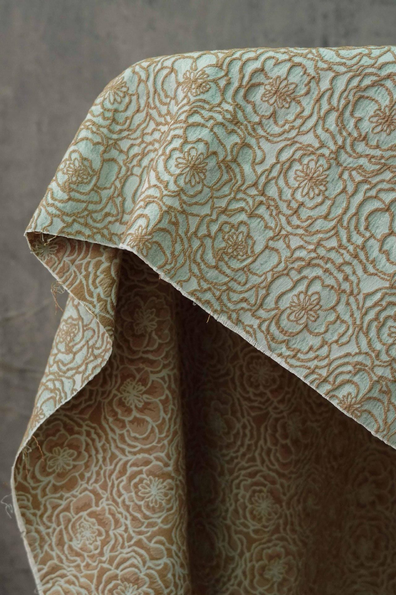 Tissu jacquard floral à fil doré : ameublement 3D, costumes et couture - 140 cm de large