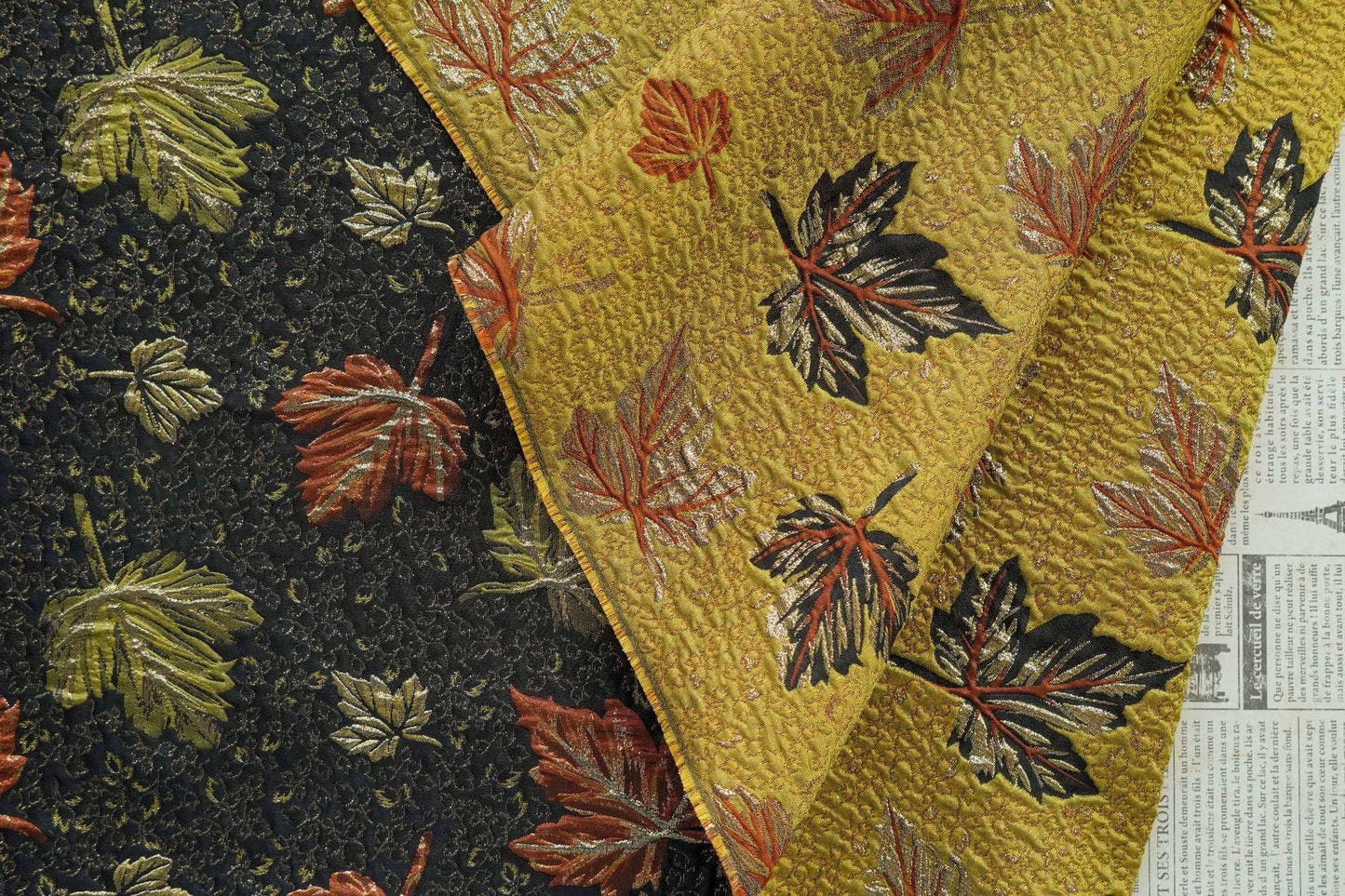 Tissu jacquard brocart vintage : motif feuille d’érable en relief et fils dorés, 152 cm de large