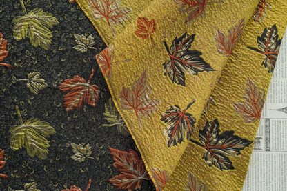 Tissu jacquard brocart vintage : motif feuille d’érable en relief et fils dorés, 152 cm de large