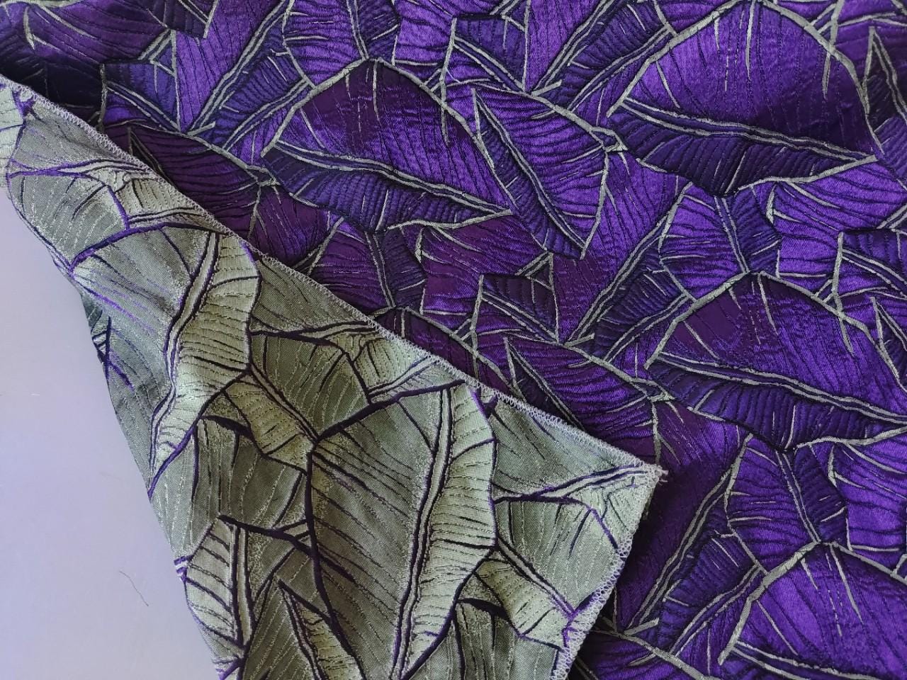 Tissu jacquard à motif de feuilles en relief 3D : matériau d'ameublement marron antique et argent