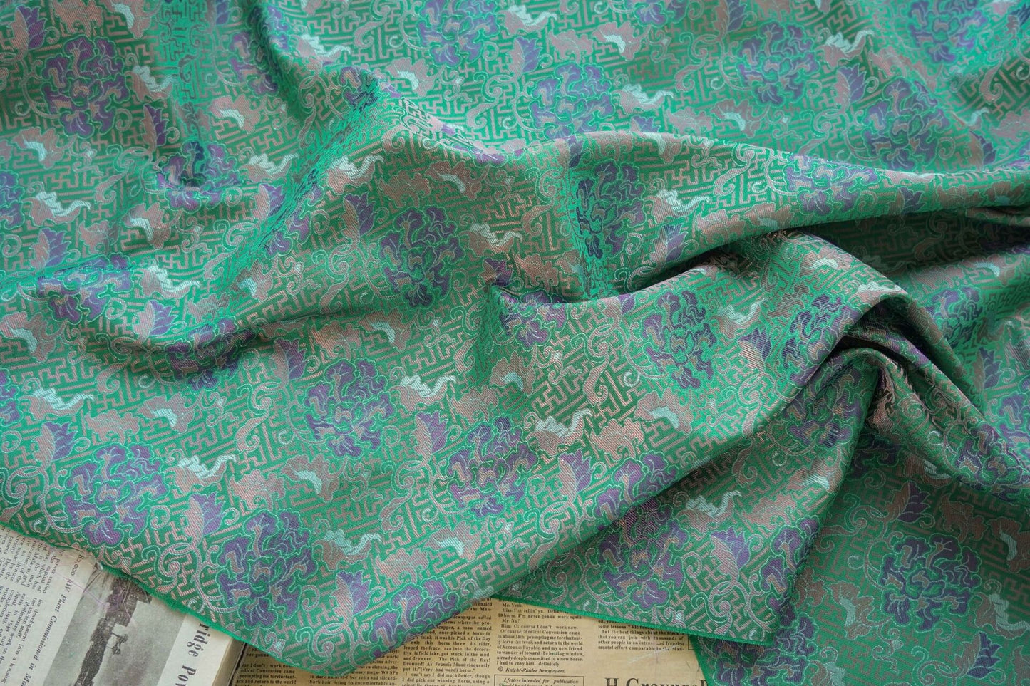 Tissu brocart jacquard à motif floral : motif vase chinois, 150 cm de large