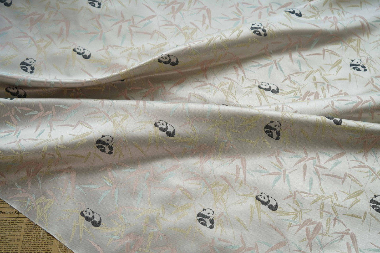 Tissu satiné brocart panda : 65 pouces de large, style couture chinoise