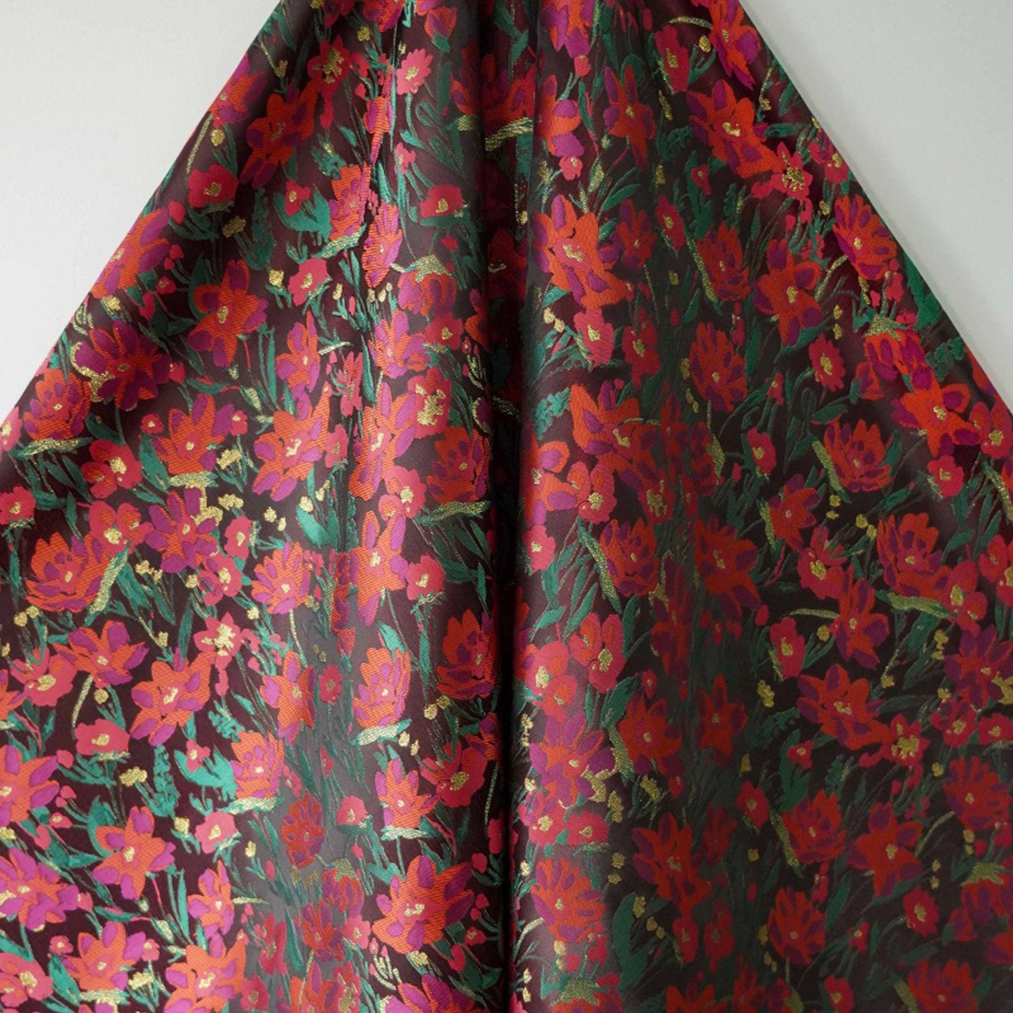 Tissu jacquard à motif floral avec fil doré : texture 3D, largeur 165 cm