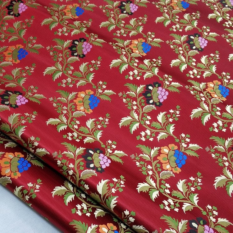Tissu brocart à motifs floraux rouges : 25 % soie et rayonne, largeur : 74 cm