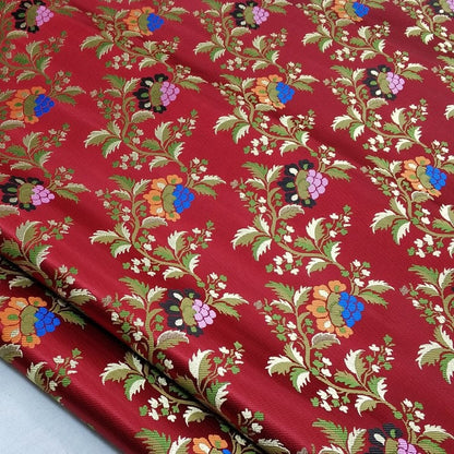 Tissu brocart à motifs floraux rouges : 25 % soie et rayonne, largeur : 74 cm