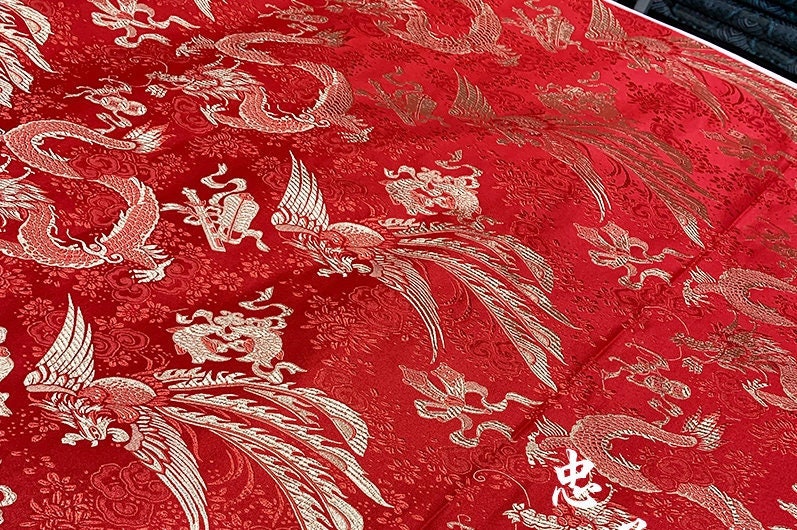 Tissu brocart de soie rouge et or : motif dragon et phénix chinois pour ameublement et costumes - 75 cm de large