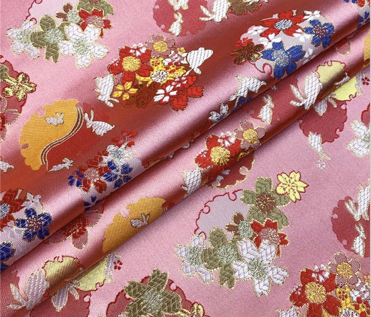 Tissu brocart jacquard Sakura Rabbit : rouge, rose, or, bleu (au mètre)