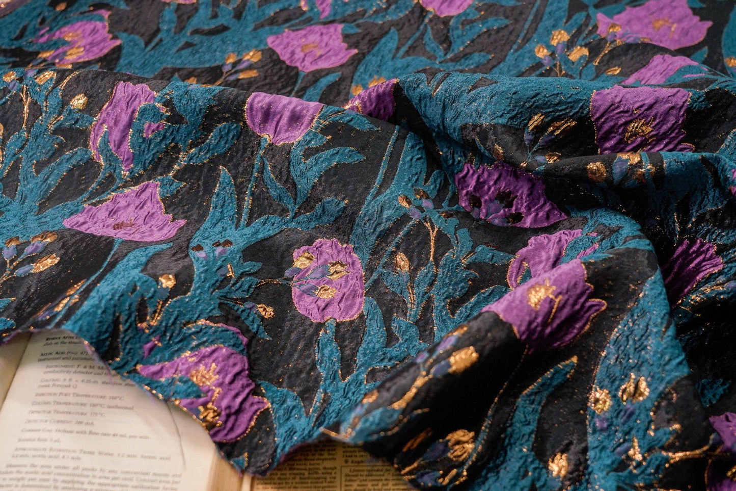 Tissu jacquard à fils dorés : motif tulipe rétro 3D, 142 cm de large