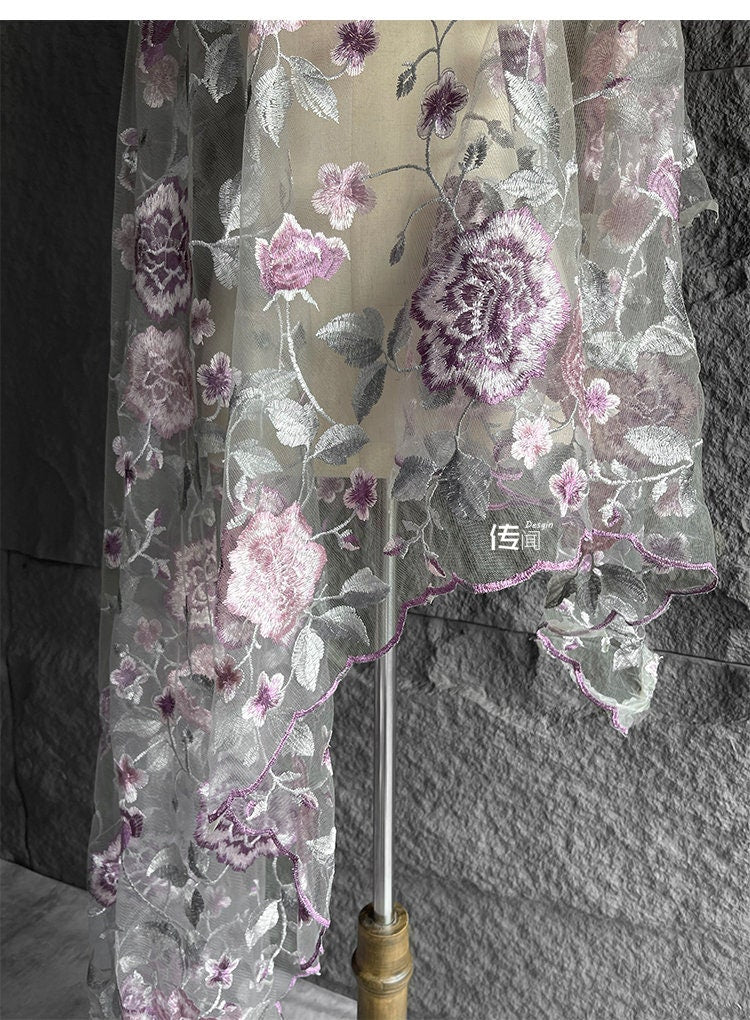 Tissu en dentelle brodée de fleurs 3D roses - Idéal pour les mariages, les costumes et la confection de poupées